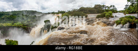 Dramatischen Blick auf die Iguazu Wasserfälle an der Grenze zwischen Brasilien, Argentinien und Paraguay Stockfoto