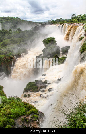Dramatischen Blick auf die Iguazu Wasserfälle an der Grenze zwischen Brasilien, Argentinien und Paraguay Stockfoto