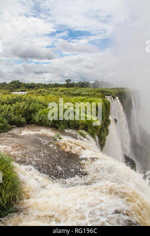 Dramatischen Blick auf die Iguazu Wasserfälle an der Grenze zwischen Brasilien, Argentinien und Paraguay Stockfoto