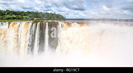 Dramatischen Blick auf die Iguazu Wasserfälle an der Grenze zwischen Brasilien, Argentinien und Paraguay Stockfoto