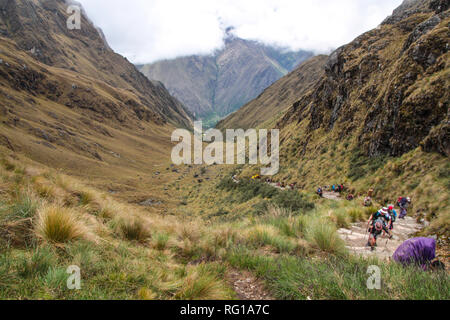 Atemberaubende Aussicht auf die Landschaft der Anden nach dem berühmten Wanderweg Inka Trail in Peru, durch eine geheimnisvolle Landschaft des Cloud forest Stockfoto