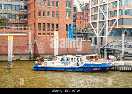 Hamburg, Deutschland - 07 September, 2017: Polizei Boot an Ferry Pier auf stadtbild Hintergrund. River Transport, Transport. Reise, Reisen Reise Patrol Service Sicherheit Stockfoto