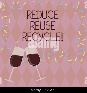 Schreiben beachten, Reduzieren, Wiederverwenden, Recyceln. Business foto Schnitt unten präsentieren auf der Menge von Müll Wir machen jedes Jahr gefüllt Wein Glas für die Feier Stockfoto