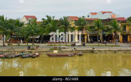 Hoi An, Vietnam - 20. Dezember 2017. Die Thu Bon Fluss fließt durch die historischen UNESCO Handel Hafen von Hoi An in Quang Nam Provinz, V Stockfoto