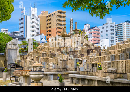 OSAKA, Japan - 6. Mai 2014: Gräber an Shitennoji Tempel in Osaka, Japan. Der Tempel ist als die erste offiziell anerkannte religiöse Establishment festgestellt Stockfoto