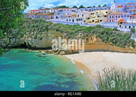 PRAIA DO CARVOEIRO, PORTUGAL - schöne Aussicht von oben auf den Felsen am Strand mit schönen weißen Sand und dem türkisfarbenen Wasser zu schwimmen und entspannen Stockfoto