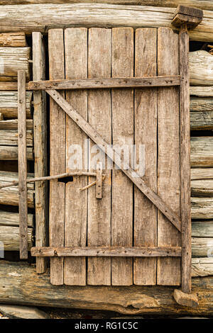 Alten verwitterten hölzernen Tür auf einem Blockhaus Stockfoto