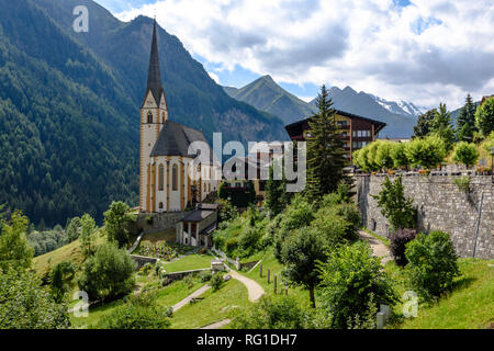 Die St. Vincent Kirche in Heiligenblut am Großglockner an einem sonnigen Tag Stockfoto