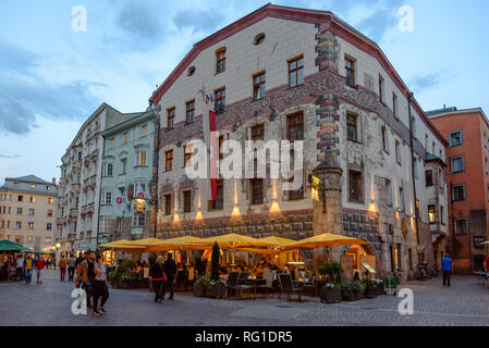 Ein Abend Szene mit Strassencafés in der Altstadt von Innsbruck, Österreich Stockfoto