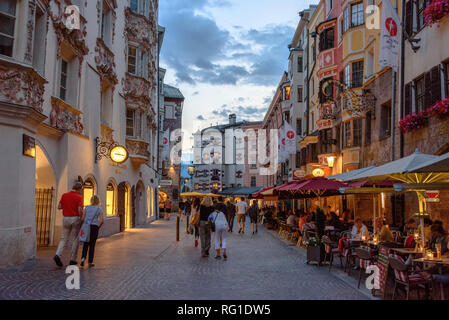 Ein Abend Szene mit Strassencafés in der Altstadt von Innsbruck, Österreich Stockfoto