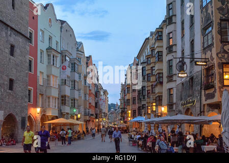 Ein Abend Szene mit Strassencafés in der Altstadt von Innsbruck, Österreich Stockfoto