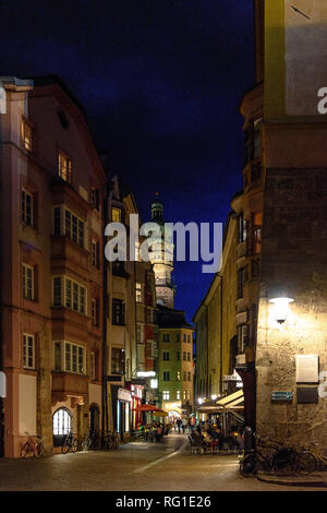 Ein Abend Szene mit Strassencafés in der Altstadt von Innsbruck, Österreich Stockfoto