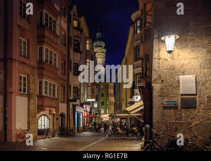 Ein Abend Szene mit Strassencafés in der Altstadt von Innsbruck, Österreich Stockfoto