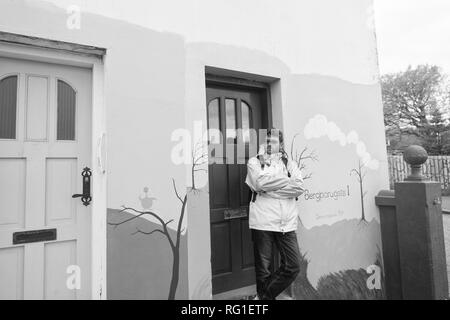 Reykjavik, Island - 12. Oktober 2017: man stand im Apartment. Bärtiger Mann ins Ausland reisen. Aktiver Mann mieten Wohnung Haus. Reisen selbst zu treffen. Stockfoto