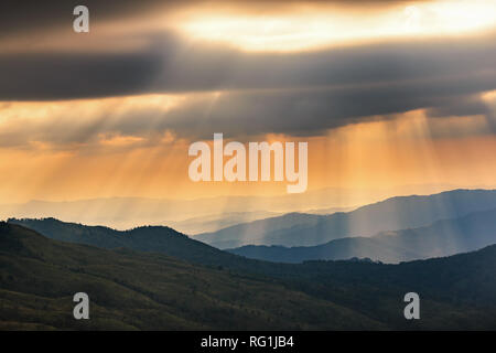 Eine schöne Sonne mit Wolken am Morgen genutzt wie für Hintergrund Stockfoto