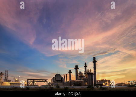 Elektrische Gasturbinenkraftwerk mit Sonnenuntergang Stockfoto