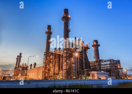 Gas- und Dampfturbinen Kraftwerk bei Nacht Stockfoto