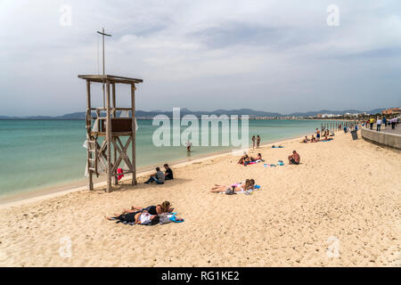 Vorsaison an der Playa de Palma, Mallorca, Balearen, Spanien | außerhalb der Saison an der Playa de Palma, Mallorca, Balearen, Spanien, Stockfoto