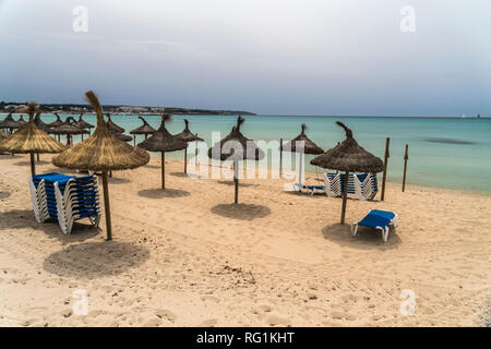 Vorsaison an der Playa de Palma, Mallorca, Balearen, Spanien | außerhalb der Saison an der Playa de Palma, Mallorca, Balearen, Spanien, Stockfoto