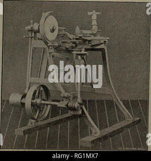 . Kanadische Forstindustrie 1903. Holzschlag; Wälder und Forstwirtschaft; Wald; Wald - zellstoffindustrie; Holz verarbeitenden Industrien. James S. Sherry, Hersteller Memramcook, K. B. Automatische Sa. w Spitzer den oben genannten Schnitt zeigt eine von unseren automatischen Sägenschärfmaschinen für gummierung oder Schärfen von Kreissägen, entweder rip Sägen oder Schneiden. Es wird eine Säge von 12 Zoll bis zu 7 Meter im Durchmesser. Keine Mühle sollte ohne eine dieser Maschinen werden; sie wird für die letzten Jahre und sind billig. Wir bauen andere Stile. Wir bauen auch alle Arten von Säge- und Kiesstrand von Maschinen. Es wird Sie bezahlen unsere Cata zu senden - logue ein Stockfoto
