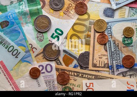 Bunte abstrakt Hintergrund aus verschiedenen Münzen, Amerikanische, Ukrainische Rechnungen und Euro-banknoten Währung. Geld und Finanzen, erfolgreiche Inve Stockfoto