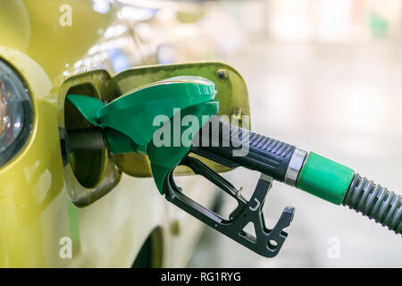 Gelb, Gold Auto an einer Tankstelle mit Kraftstoff gefüllt werden Stockfoto