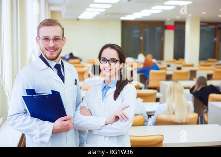 Gesundheitswesen und medizinische Konzept - zwei Ärzte im Krankenhaus Stockfoto