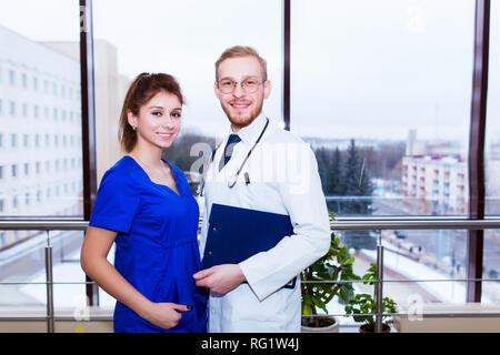 Gesundheitswesen und medizinische Konzept - zwei Ärzte mit Stethoskopen Stockfoto