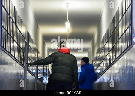 Besucher gesehen zu Fuß durch Porträts von NS-Opfer an der ehemaligen NS-deutschen Vernichtungslagers Auschwitz-Birkenau. Die Erinnerung an den Holocaust Tag und dem 74. Jahrestag der Befreiung von Auschwitz am 27. Januar, wo die Überlebenden des KZ Auschwitz Befreiung Feiern teilnehmen wird. Stockfoto