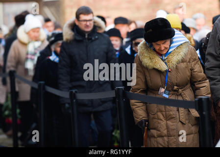 Auschwitz Überlebenden werden gesehen, um die offizielle Zeremonie an der Nazi-deutschen Vernichtungslagers Auschwitz-Birkenau während dem 74. Jahrestag der Befreiung von Auschwitz teilnehmen. Stockfoto