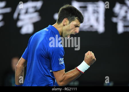 Melbourne, Australien. 27 Jan, 2019. Novak Djokovic aus Serbien reagiert die Men's singles Finale zwischen Novak Djokovic aus Serbien und Rafael Nadal aus Spanien 2019 Australian Open in Melbourne, Australien, Jan. 27, 2019. Credit: Lui Siu Wai/Xinhua/Alamy leben Nachrichten Stockfoto