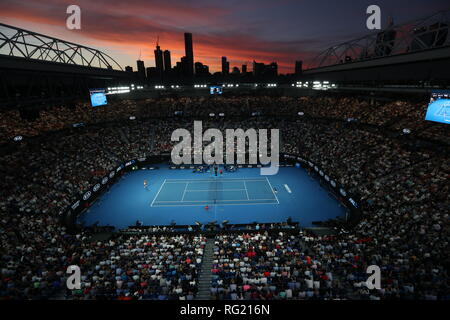 Melbourne, Australien. 27 Jan, 2019. Novak Djokovic (R C) von Serbien und Rafael Nadal aus Spanien konkurrieren während der Männer singles Finale von 2019 Australian Open in Melbourne, Australien, Jan. 27, 2019. Credit: Bai Xuefei/Xinhua/Alamy leben Nachrichten Stockfoto