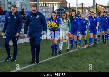 Cardiff, Wales, UK. 27. Januar, 2019. Nach dem Emiliano Sala verschwinden, das Team des Cardiff City Frauen würdigte die Stürmer und sein Pilot David Ibbotson vor ihrem Spiel gegen Cardiff Met W bei cyncoed Campus in Cardiff, Wales. Quelle: Matthew Lofthouse/Alamy leben Nachrichten Stockfoto