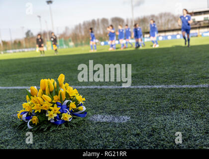 Cardiff, Wales, UK. 27. Januar, 2019. Nach dem Emiliano Sala verschwinden, das Team des Cardiff City Frauen würdigte die Stürmer und sein Pilot David Ibbotson vor ihrem Spiel gegen Cardiff Met W bei cyncoed Campus in Cardiff, Wales. Quelle: Matthew Lofthouse/Alamy leben Nachrichten Stockfoto