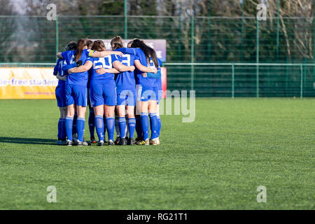 Cardiff, Wales, UK. 27. Januar, 2019. Nach dem Emiliano Sala verschwinden, das Team des Cardiff City Frauen würdigte die Stürmer und sein Pilot David Ibbotson vor ihrem Spiel gegen Cardiff Met W bei cyncoed Campus in Cardiff, Wales. Quelle: Matthew Lofthouse/Alamy leben Nachrichten Stockfoto