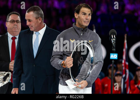 Melbourne, Australien. 27 Jan, 2019. Rafael Nadal aus Spanien spricht während die Trophäe bei der Prasentation 2019 Grand Slam Tennis Turnier in Melbourne, Australien. Frank Molter/Alamy leben Nachrichten Stockfoto