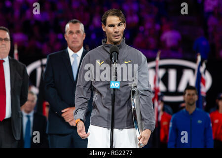 Melbourne, Australien. 27 Jan, 2019. Rafael Nadal aus Spanien spricht während die Trophäe bei der Prasentation 2019 Grand Slam Tennis Turnier in Melbourne, Australien. Frank Molter/Alamy leben Nachrichten Stockfoto