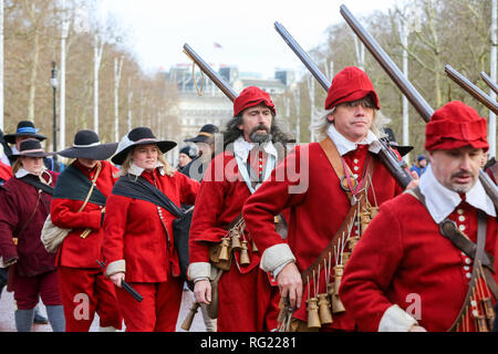 Die Mall. London, UK, 27. Jan 2019 - die Mitglieder des Englischen Bürgerkriegs Gesellschaft reenactor das Gedenken an die Hinrichtung von Charles I, der von des Königs Armee aus St. James's Palace der Bankett- Haus in Whitehall genommen wurde, für seine Hinrichtung am 30. Januar 1649. Sie März vom St. James's Palace auf Horse Guards Parade zum Gedenken an König Charles I. Credit: Dinendra Haria/Alamy leben Nachrichten Stockfoto