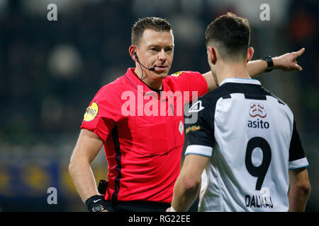 ALMELO, 26-01-2019, Polman Stadion, Saison 2018 / 2019, der niederländischen Eredivisie, Schiedsrichter Allard Lindhout während des Spiels Heracles Almelo-PEC Zwolle. Stockfoto