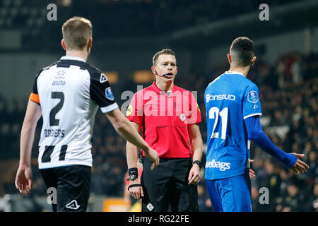 ALMELO, 26-01-2019, Polman Stadion, Saison 2018 / 2019, der niederländischen Eredivisie, Schiedsrichter Allard Lindhout während des Spiels Heracles Almelo-PEC Zwolle. Stockfoto