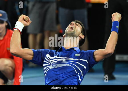 Melbourne, Australien. 27 Jan, 2019. Novak Djokovic aus Serbien feiert Sieg nach den Herren singles Finale gegen Rafael Nadal aus Spanien 2019 Australian Open in Melbourne, Australien, Jan. 27, 2019. Credit: Lui Siu Wai/Xinhua/Alamy leben Nachrichten Stockfoto