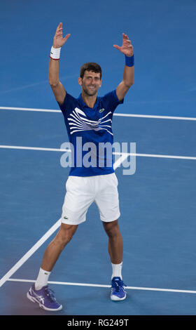 Melbourne, Australien. 27 Jan, 2019. Novak Djokovic aus Serbien feiert Sieg der Männer singles Finale zwischen Novak Djokovic aus Serbien und Rafael Nadal aus Spanien 2019 Australian Open in Melbourne, Australien, Jan. 27, 2019. Credit: Hu Jingchen/Xinhua/Alamy leben Nachrichten Stockfoto