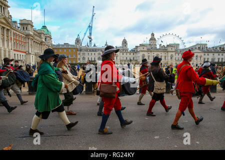 London, Großbritannien. 27 Jan, 2019. Die Mitglieder des Englischen Bürgerkriegs Gesellschaft nachspielen während das Gedenken an die Hinrichtung von Charles I, der von des Königs Armee aus St. James's Palace der Bankett- Haus in Whitehall genommen wurde, für seine Hinrichtung am 30. Januar 1649 gesehen. Credit: Dinendra Haria/SOPA Images/ZUMA Draht/Alamy leben Nachrichten Stockfoto