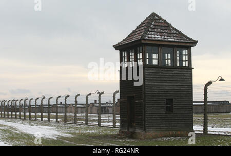 Oswiecim, Polen. 27 Jan, 2019. Ein Blick auf hölzernen Baracken des ehemaligen NS-deutschen Auschwitz II (Birkenau) Konzentrations- und Vernichtungslager. 74. Jahrestag der Befreiung von Auschwitz und Holocaust Gedenktag. Die größte deutsche Nazi Konzentrations- und Vernichtungslager KL Auschwitz-Birkenau von der Roten Armee am 27. Januar 1945 befreit. Credit: Damian Klamka/ZUMA Draht/Alamy leben Nachrichten Stockfoto