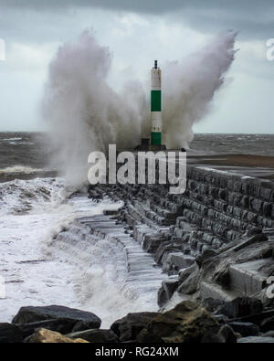 Aberystwyth, Wales, UK. 27. Januar 2019. Uk Wetter: Hochwasser und starke Winde produzieren grosse Wellen, dass smash in den steinernen Steg Mid Wales in Aberystwyth. Credit: rhodri Jones/Alamy leben Nachrichten Stockfoto