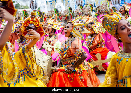 Iloilo City, Philippinen. 27. Januar 2019. Philippinos in tribal Kostüm nehmen Sie teil an einer spektakulären Straße Umzug und Tanz Anzeige am letzten Tag des jährlichen Dinagyang Festival in der Stadt von Iloilo, Panay Island, Philippinen gekleidet. Credit: Grant Rooney/Alamy leben Nachrichten Stockfoto