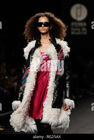 Madrid, Spanien. 27 Jan, 2019. Ein Modell präsentiert Kreationen, die von Mode Marke Custo Barcelona während der Fashion Week in Madrid in Madrid, Spanien, Jan. 27, 2019. Quelle: Guo Qiuda/Xinhua/Alamy leben Nachrichten Stockfoto