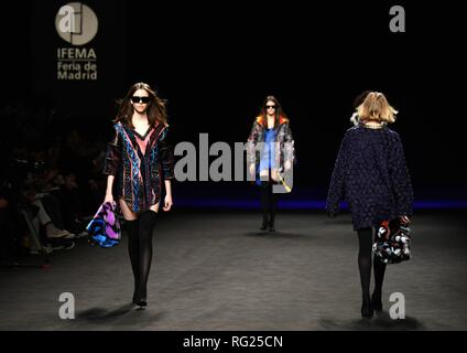 Madrid, Spanien. 27 Jan, 2019. Modelle präsentieren Kreationen, die von Mode Marke Custo Barcelona während der Fashion Week in Madrid in Madrid, Spanien, Jan. 27, 2019. Quelle: Guo Qiuda/Xinhua/Alamy leben Nachrichten Stockfoto