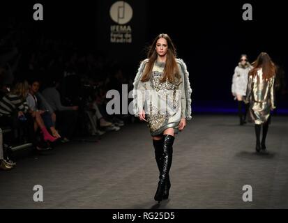 Madrid, Spanien. 27 Jan, 2019. Modelle präsentieren Kreationen, die von Mode Marke Custo Barcelona während der Fashion Week in Madrid in Madrid, Spanien, Jan. 27, 2019. Quelle: Guo Qiuda/Xinhua/Alamy leben Nachrichten Stockfoto