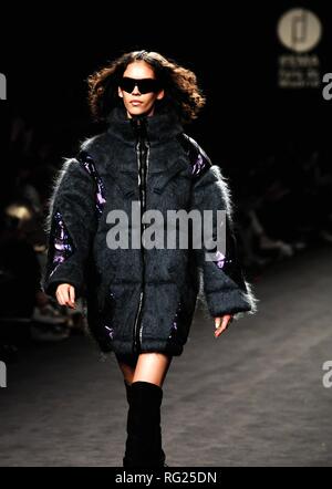 Madrid, Spanien. 27 Jan, 2019. Ein Modell präsentiert Kreationen, die von Mode Marke Custo Barcelona während der Fashion Week in Madrid in Madrid, Spanien, Jan. 27, 2019. Quelle: Guo Qiuda/Xinhua/Alamy leben Nachrichten Stockfoto